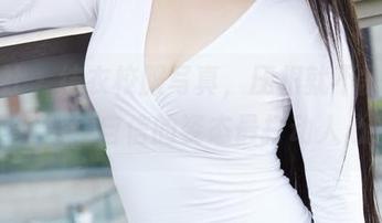 蜜桃社 - 结衣校服写真，压根就不需要“圣光”，自信的姿态最打动人心！