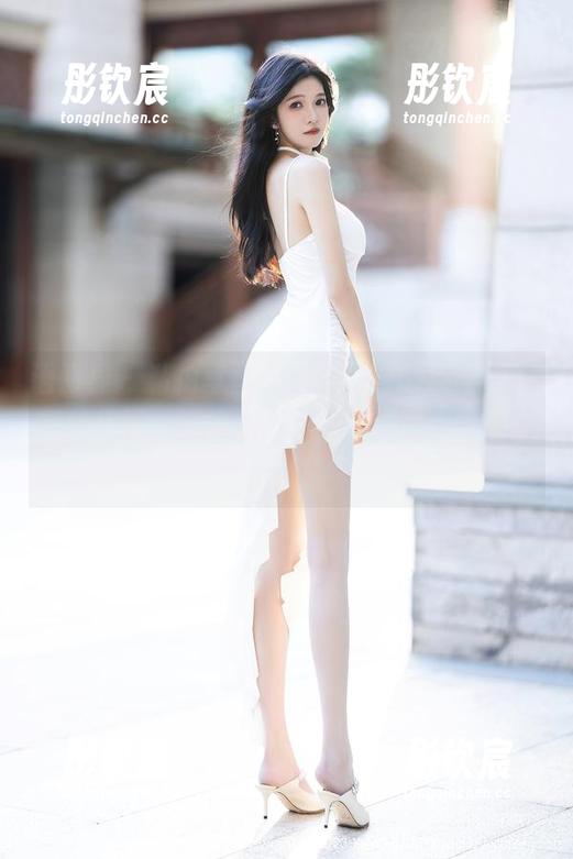 语画界 - 私拍写真里的允儿Claire，红裙黑丝搭配，没错，我就是在摇摆你的小心脏哦！