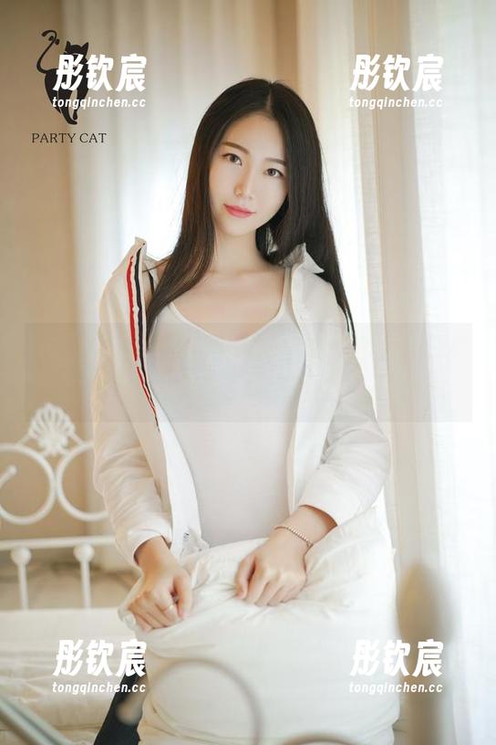 轰趴猫 - 原图福利不断，双人的气氛太火，陈雅漫真会挑人，眼神里全是小心机。