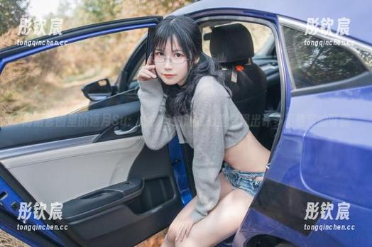 高清套图里的逐月Su：她的自拍让我心里浮现出许多不确定的可能