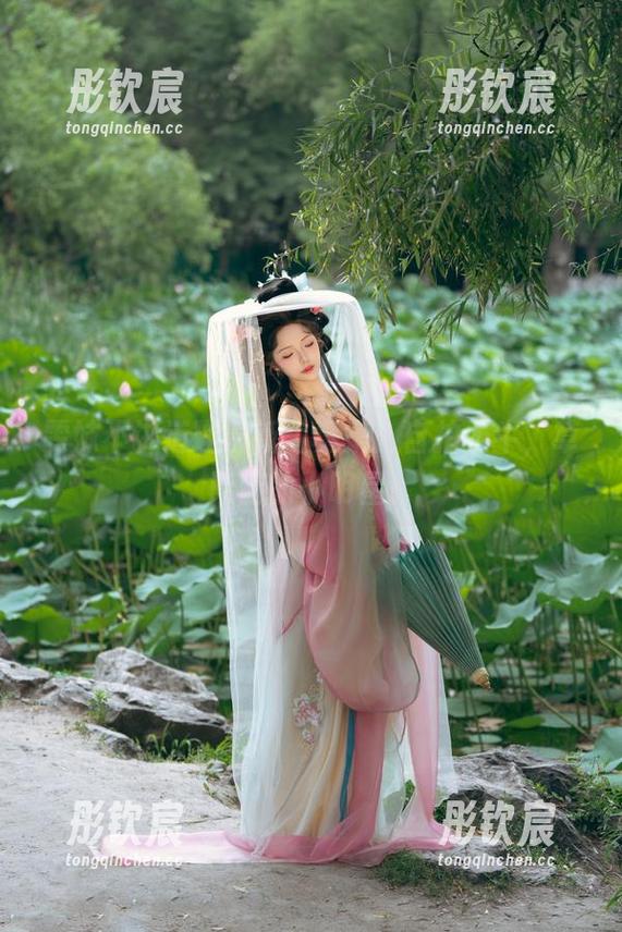 雯妹不讲道理最新写真集：自拍奶牛，草原上的小明星！