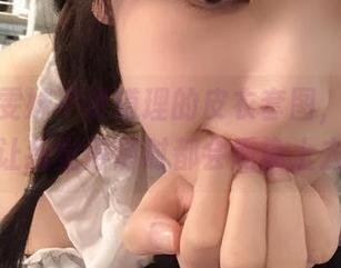着迷于雯妹不讲道理的皮衣套图，那种气质让我觉得随时都会熏染上去。