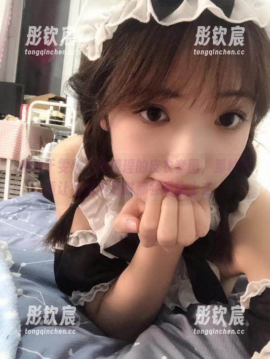 着迷于雯妹不讲道理的皮衣套图，那种气质让我觉得随时都会熏染上去。