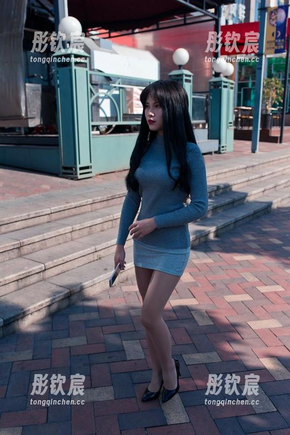 我说，魔镜街拍的资源不会让你失望，包臀裙小姐姐在户外可真让人移不开眼！