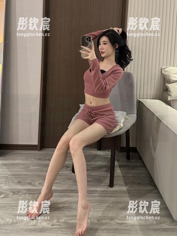 黎允熙baby 微密圈 - 说实话,黎允熙baby的蓝白条纹让我有种想买家具的冲动,图包中有没有能在沙发上放松的道具?